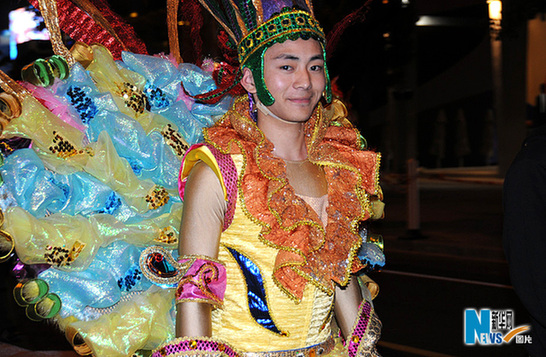 世博会巡游彩车进行最后一次带妆彩排