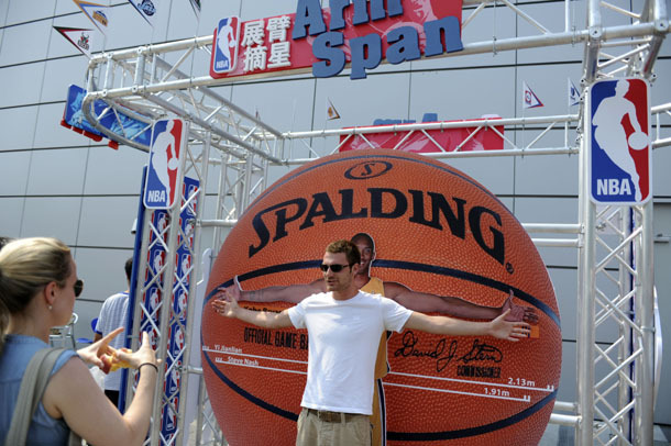 美国馆外游客现场与NBA巨星