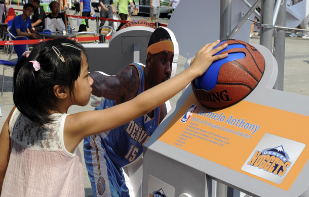美国馆外游客现场与NBA巨星