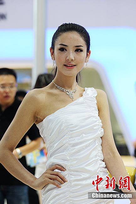 高清：重庆国际车展开幕 美女车模伴豪车