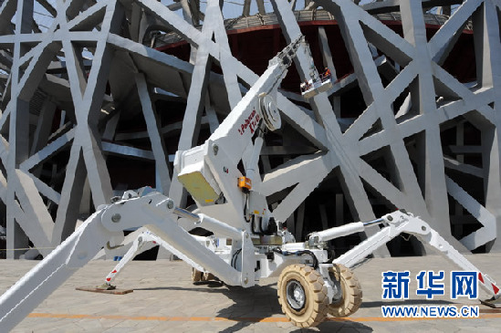 价值400万元 长臂“蜘蛛车”清洗鸟巢(图)
