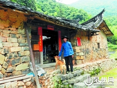 80岁的老人独自守护 即将消逝的古老村庄(图)