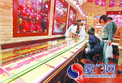 “抢金热”高烧不退 厦门市民买黄金如买白菜