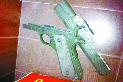 警方缴获由发令枪改造的自制手枪.