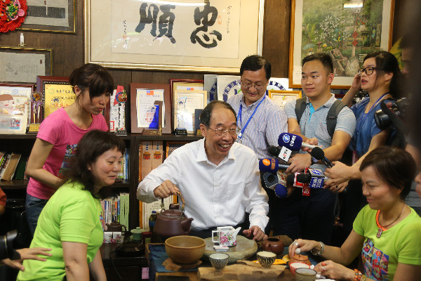 <BR>杨岳陪同尤权到台北市文山区忠顺社区进行基层居民交流