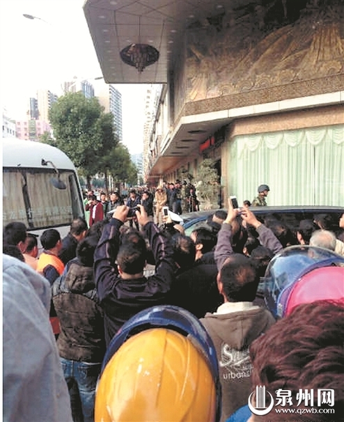 很多市民围观拍摄抓捕现场