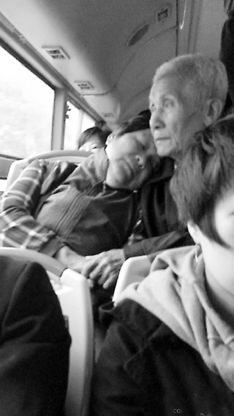 福州公交车上这对老人好甜蜜 网友：最浪漫的事