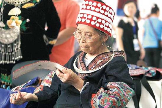 贵州黔东南：苗绣纪录美好点滴