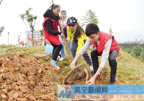 南宁市开展“花样南宁”建设义务植树活动