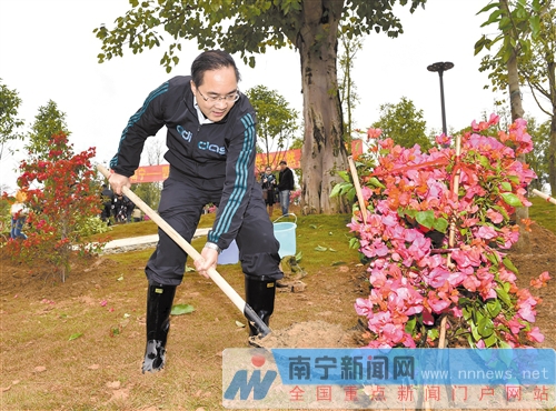 南宁市开展“花样南宁”建设义务植树活动