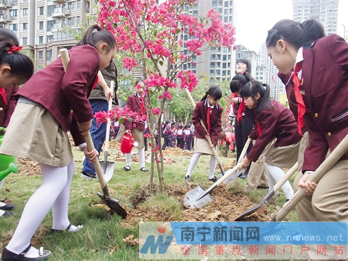 南宁市开展“花样南宁”建设义务植树活动