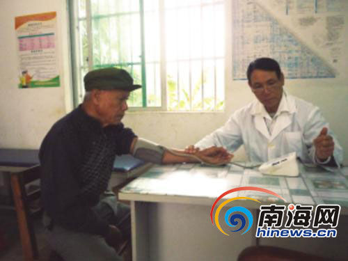 琼中“最美村医”王成瞩 给困难群众治疗从不收钱