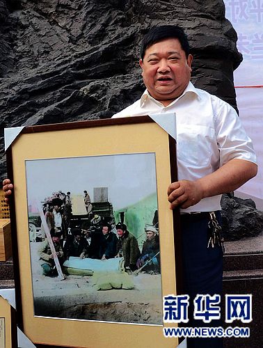 开封一市民捐赠百件焦裕禄文史资料（组图）