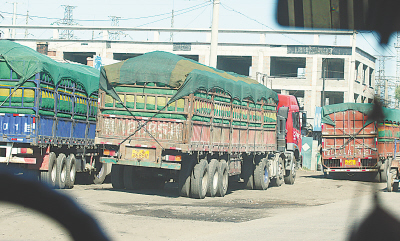 交完“买路钱 ”超载车“轻松”上路