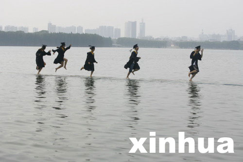 武大学生拍“水上飘”毕业照