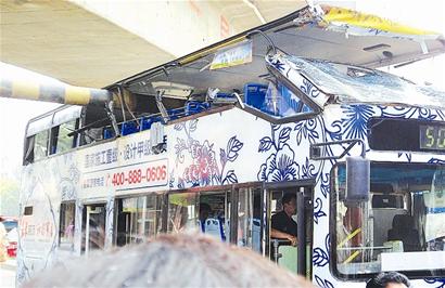 武汉双层公交撞上限高梁车顶掀开 司机被拘留
