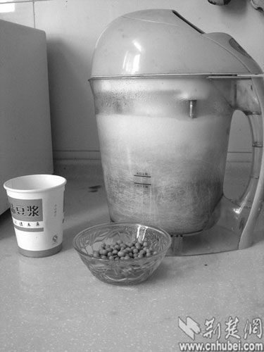 揭开街头现磨豆浆面纱:豆浆精增稠剂甜味素制成