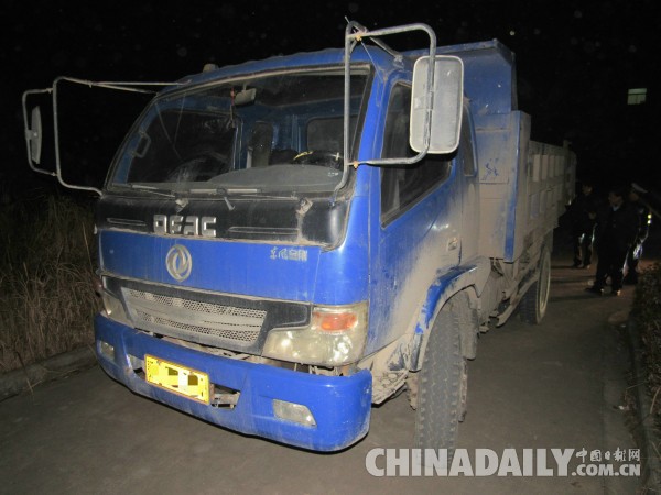 货车后栏板敞开秒变伤人利器 摩托车司机不幸撞上身亡