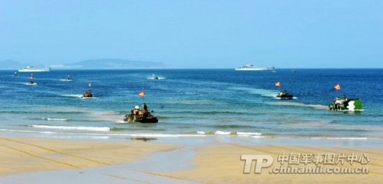 装甲旅联合海军东海海域协同作战演练