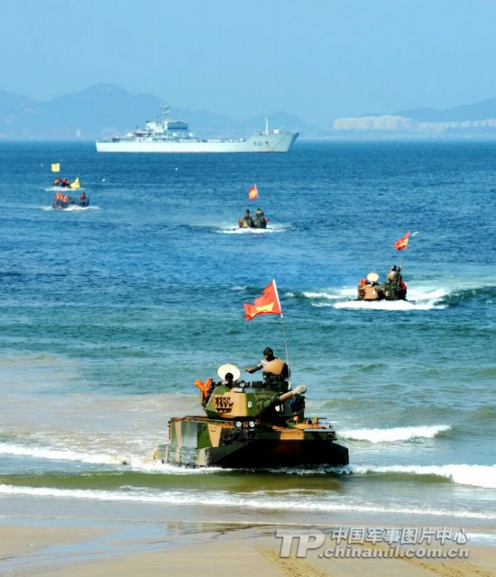 装甲旅联合海军东海海域协同作战演练