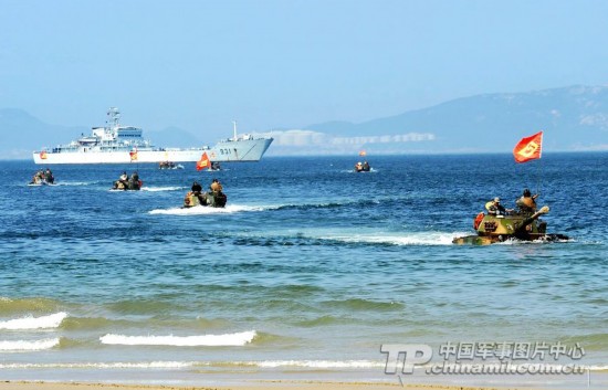 装甲旅联合海军东海海域协同作战演练