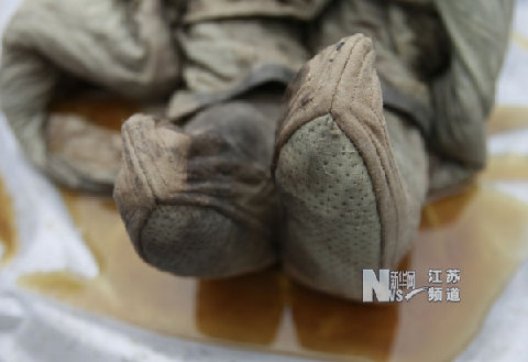 江苏泰州发现明代不腐女尸 睫毛清晰可见