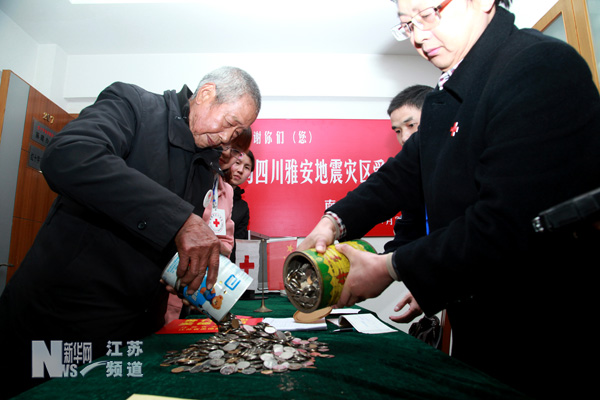 “磨刀老人”辛苦所得2000余枚硬币捐给雅安地震灾区