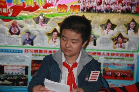 武汉“五道杠少年”网上走红 网友称其耍官腔