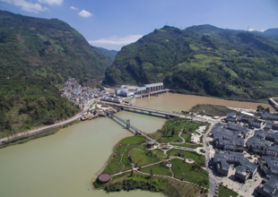 化“绿水青山”为“金山银山”