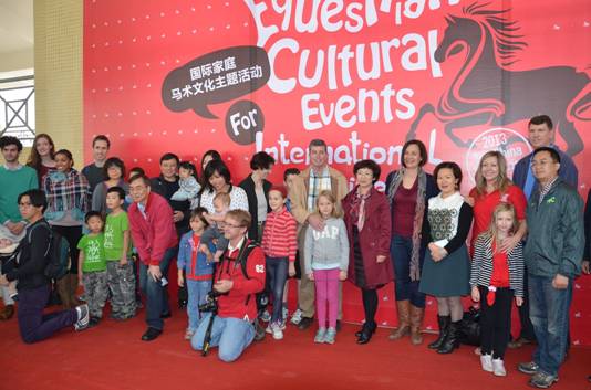2013中国马术节开幕在即 国际友人体验马术文化