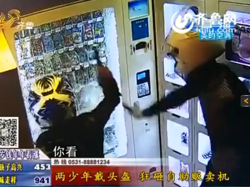 监控实拍：济南两少年头戴头盔行窃成人用品店