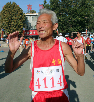 国内外3000名登山健儿泰山争锋(组图)