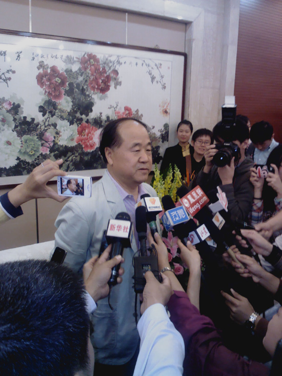 中国作家莫言获得2012年诺贝尔文学奖
