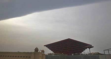 上海天空突现“阴阳云”奇观 与地震无关(图)