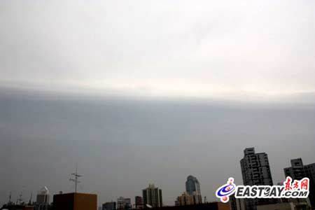 上海天空突现“阴阳云”奇观 与地震无关(图)
