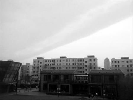 上海天空突现“阴阳云”奇观 与地震无关(图)