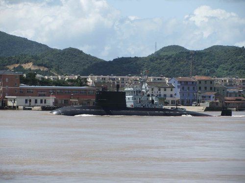 中国潜艇倒车失灵冲向码头 距岸仅30米拖停