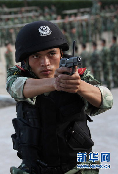 烈日下,武警上海总队苦练反劫