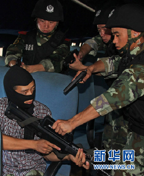 烈日下,武警上海总队苦练反劫