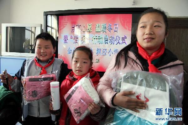 上海边检“点亮心愿”活动温暖贫困儿童