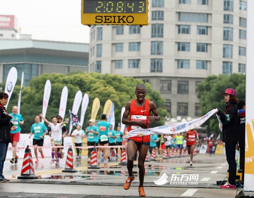 2014“上马”雨中鸣枪 3万5千人参赛创历史新高