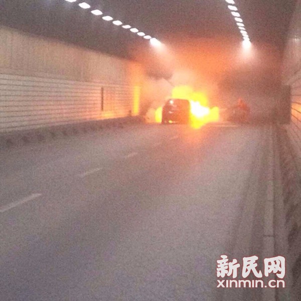 延安东路隧道一“帕萨特”自燃 现场浓烟滚滚