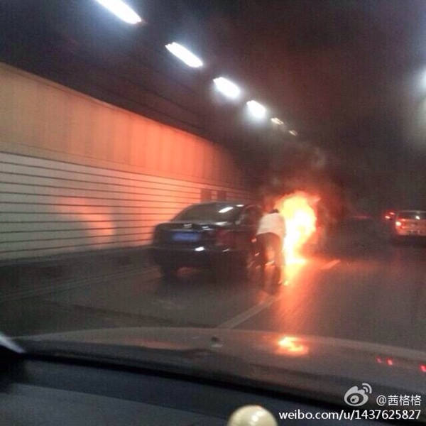延安东路隧道一“帕萨特”自燃 现场浓烟滚滚