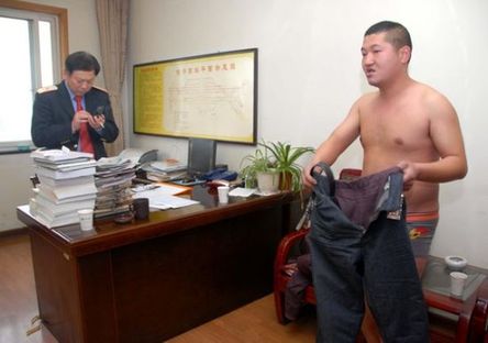 浙江一男子票厅裸奔抗议无票 车站帮其解决(图)