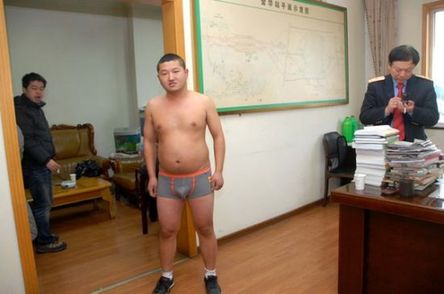 浙江一男子票厅裸奔抗议无票 车站帮其解决(图)