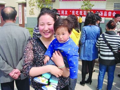 孙女发帖替奶奶卖莴苣 百名蔬菜经纪人今大采购