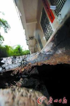 “住行安全”引关注：各地城市道路接连塌陷(组图)
