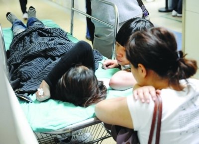女孩跳地铁站台欲轻生 4节车厢滑过后生还