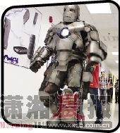 小伙穿钢铁侠战袍上班 网友称有创意求交往
