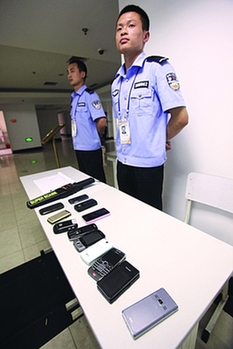 记者探访高考阅卷“总部”:实拍试卷扫描现场